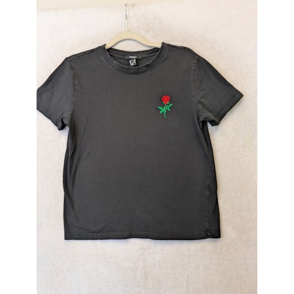 Forever 21 Tops - Forever 21 T-Shirt Women's Medium‎ Black Short Sleeve Embroidered Rose Graphic